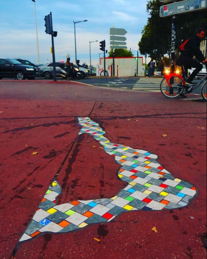 Cirujano vial de Lyon: Artista callejero remienda baches con mosaicos