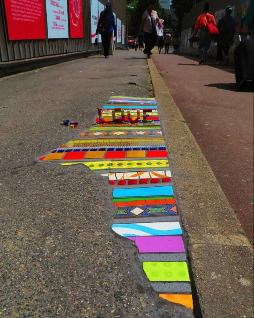 Cirujano vial de Lyon: Artista callejero remienda baches con mosaicos