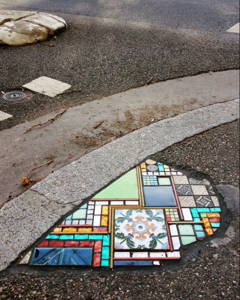 Cirujano vial de Lyon: Artista callejero remienda baches con mosaicos