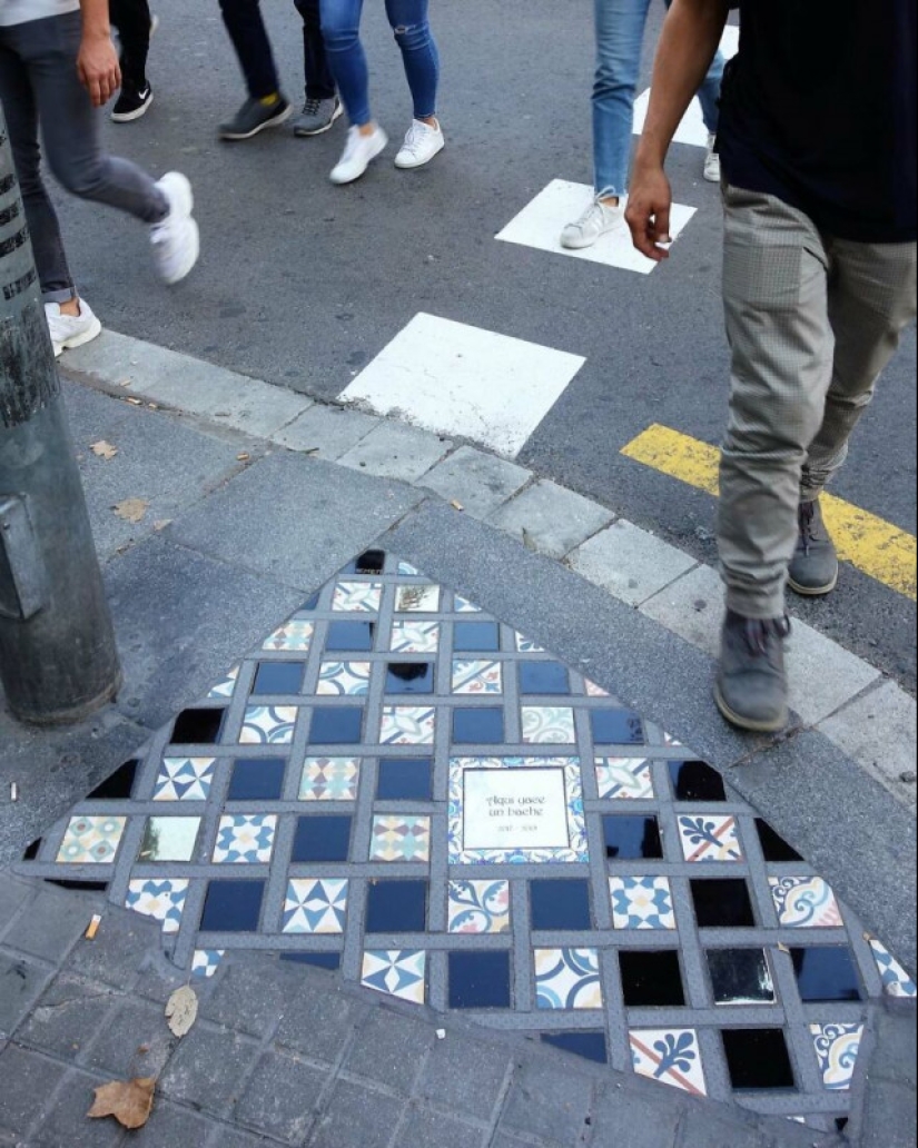 Cirujano vial de Lyon: Artista callejero remienda baches con mosaicos