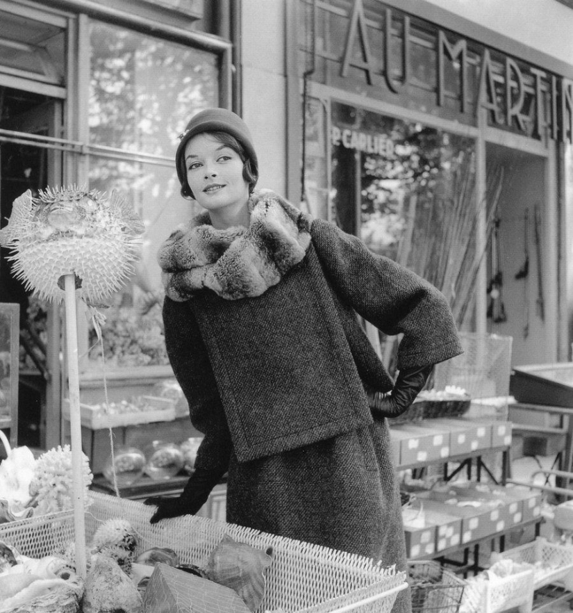 Classic elegance of Dior: exquisite models of the 1940s and 1960s on the streets of Paris