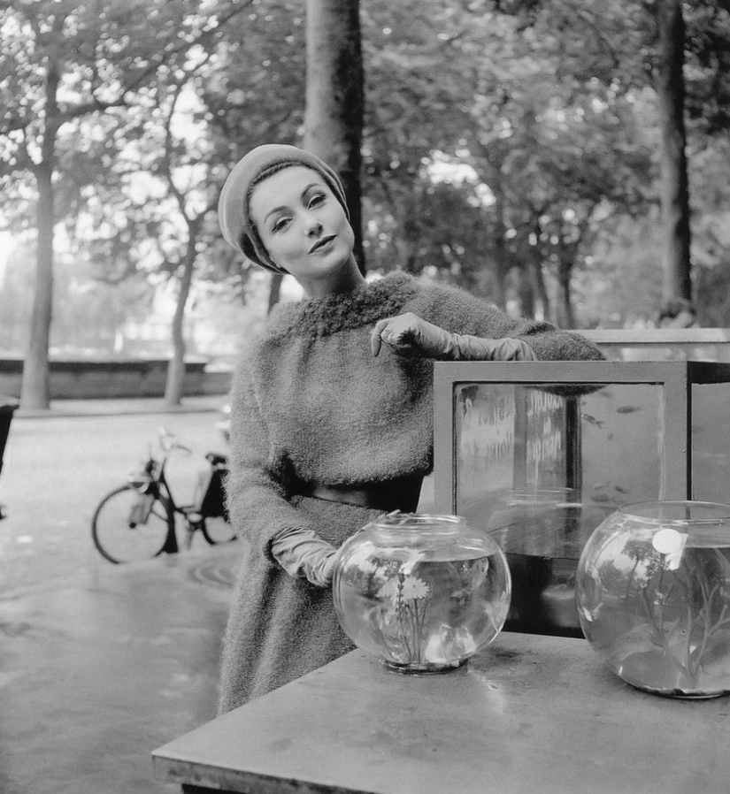 Classic elegance of Dior: exquisite models of the 1940s and 1960s on the streets of Paris