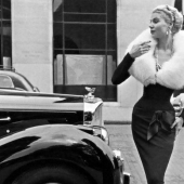 Classic elegance of Dior: exquisite models of the 1940s and 1960s on the streets of Paris