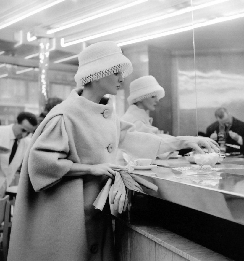 Classic elegance of Dior: exquisite models of the 1940s and 1960s on the streets of Paris