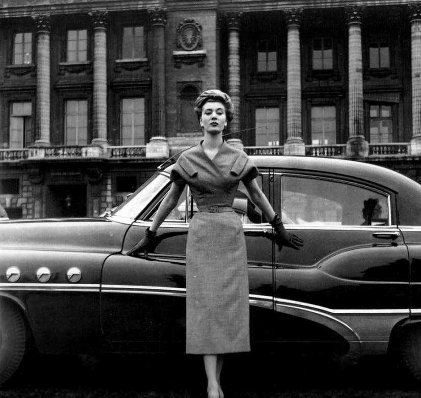 Classic elegance of Dior: exquisite models of the 1940s and 1960s on the streets of Paris