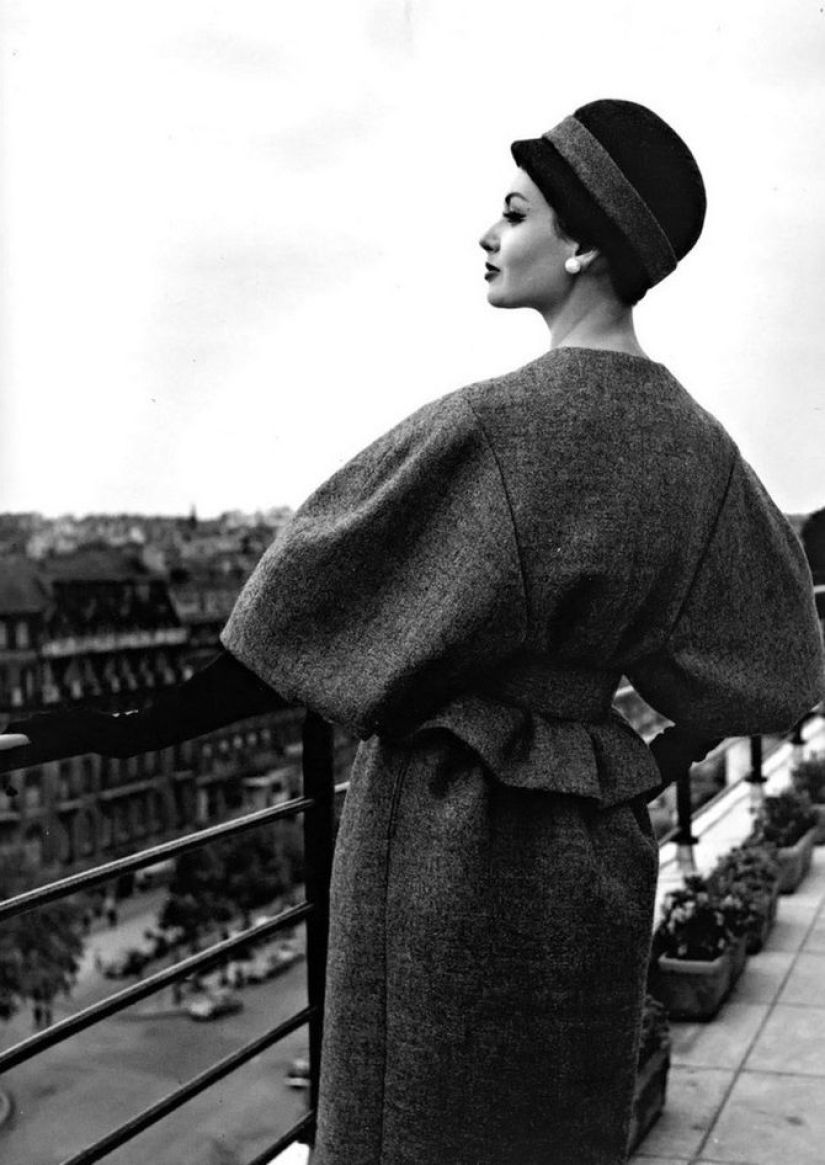 Classic elegance of Dior: exquisite models of the 1940s and 1960s on the streets of Paris