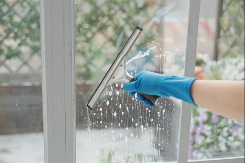 Clean and streak-free: how to properly wash glass and mirrors