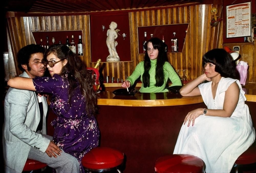 Clubes de striptease del distrito de Pigalle , el fondo caliente de París en la década de 1970