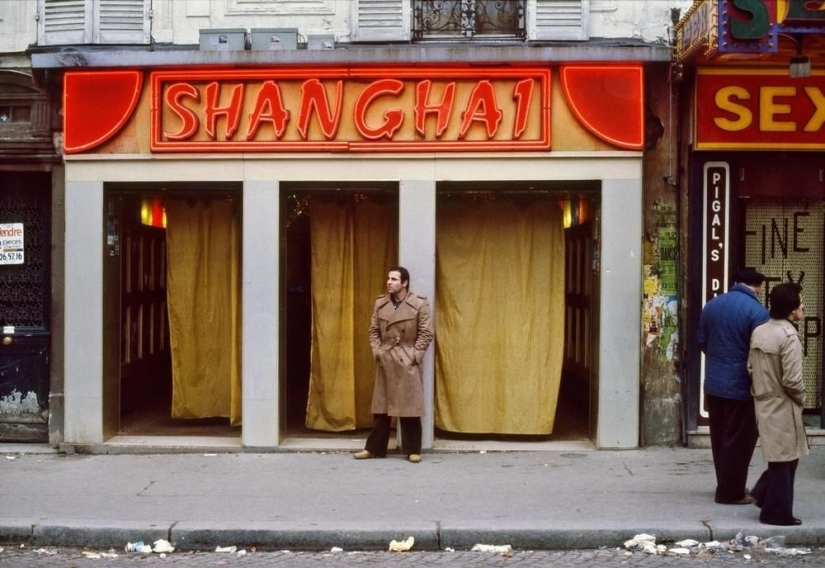 Clubes de striptease del distrito de Pigalle , el fondo caliente de París en la década de 1970