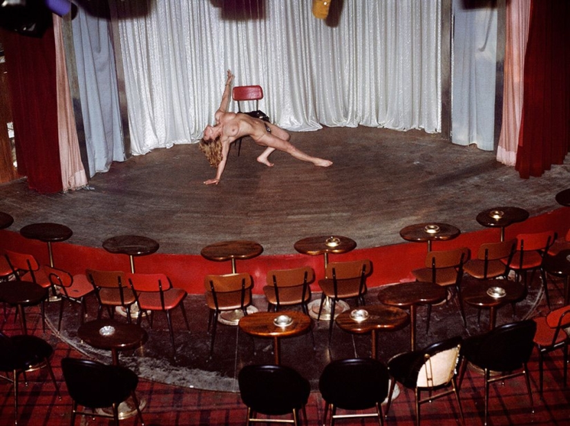 Clubes de striptease del distrito de Pigalle , el fondo caliente de París en la década de 1970