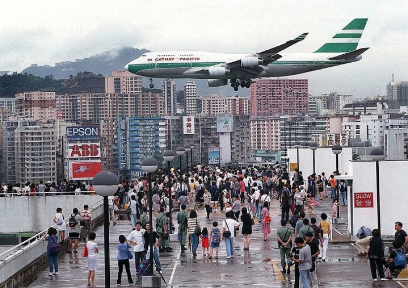 Cómo apareció Kaitak, el aeropuerto más peligroso del mundo, y por qué desapareció