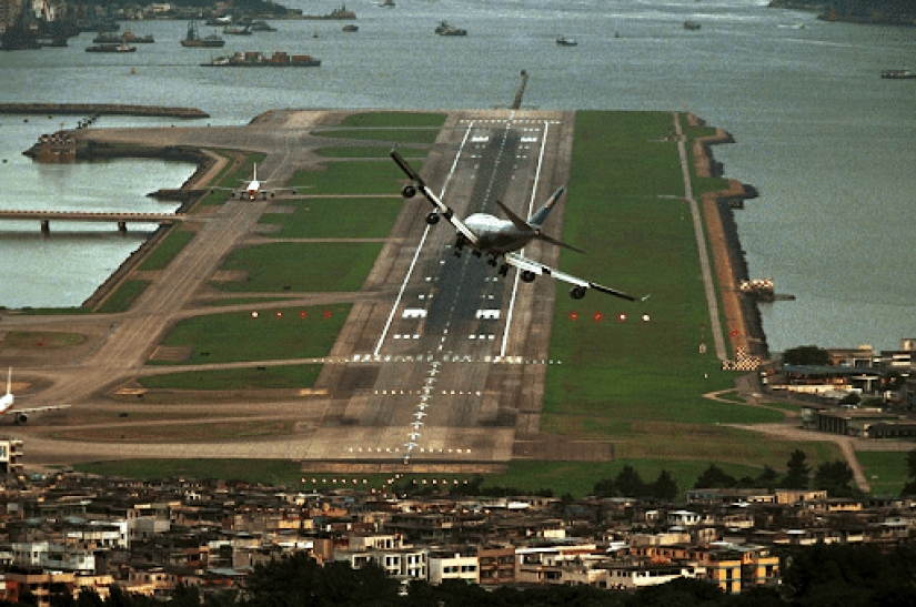 Cómo apareció Kaitak, el aeropuerto más peligroso del mundo, y por qué desapareció