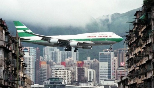 Cómo apareció Kaitak, el aeropuerto más peligroso del mundo, y por qué desapareció