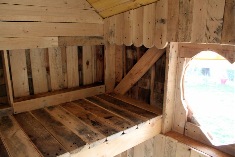 Cómo construir un castillo real para un niño con paletas de madera comunes