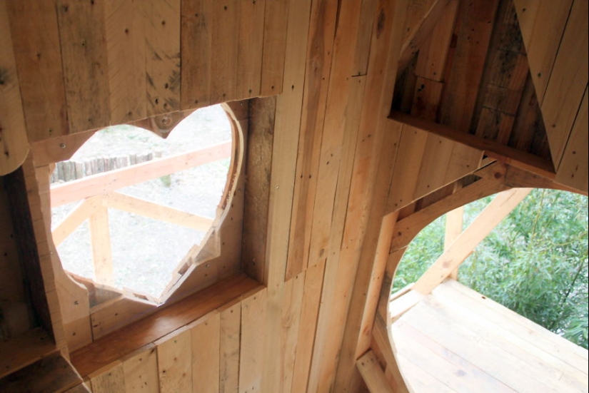 Cómo construir un castillo real para un niño con paletas de madera comunes