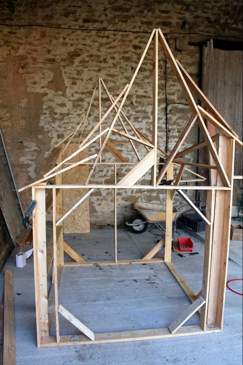 Cómo construir un castillo real para un niño con paletas de madera comunes