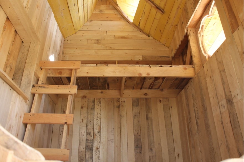 Cómo construir un castillo real para un niño con paletas de madera comunes