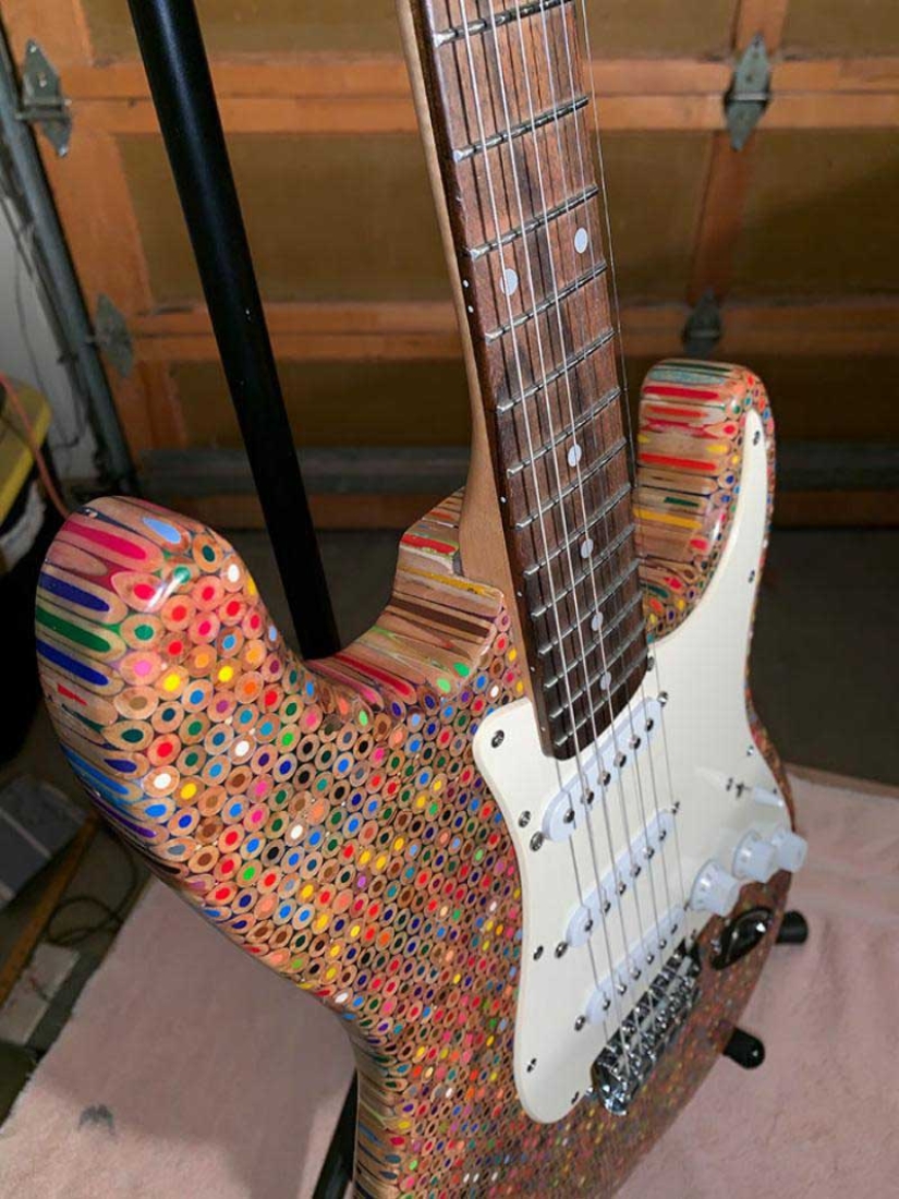 Cómo crear una guitarra única? Necesitamos 500 dólares, 1200 lápices de colores, entusiasmo y tiempo