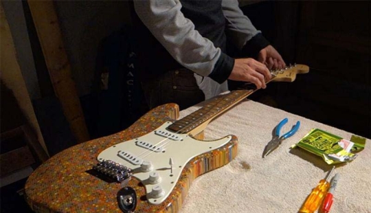 Cómo crear una guitarra única? Necesitamos 500 dólares, 1200 lápices de colores, entusiasmo y tiempo