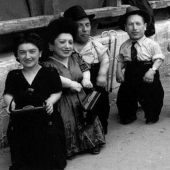 Cómo el enanismo ayudó a una familia de músicos judíos Ovitz a sobrevivir a los experimentos en Auschwitz