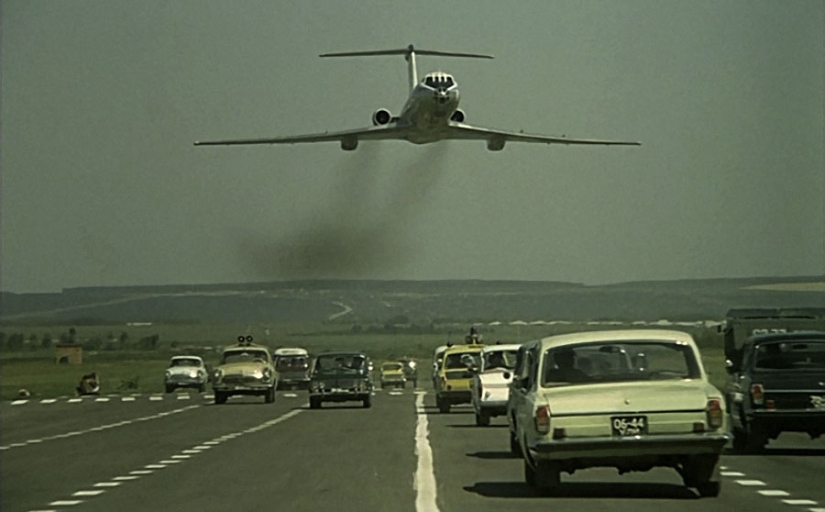 Cómo filmaron el truco más peligroso con un avión aterrizando en una carretera en “Las increíbles aventuras de los italianos en Rusia”