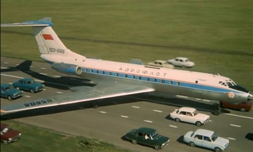 Cómo filmaron el truco más peligroso con un avión aterrizando en una carretera en “Las increíbles aventuras de los italianos en Rusia”