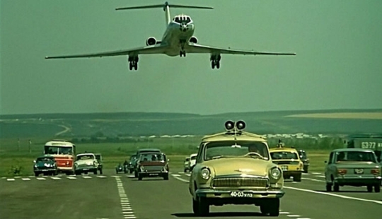 Cómo filmaron el truco más peligroso con un avión aterrizando en una carretera en “Las increíbles aventuras de los italianos en Rusia”