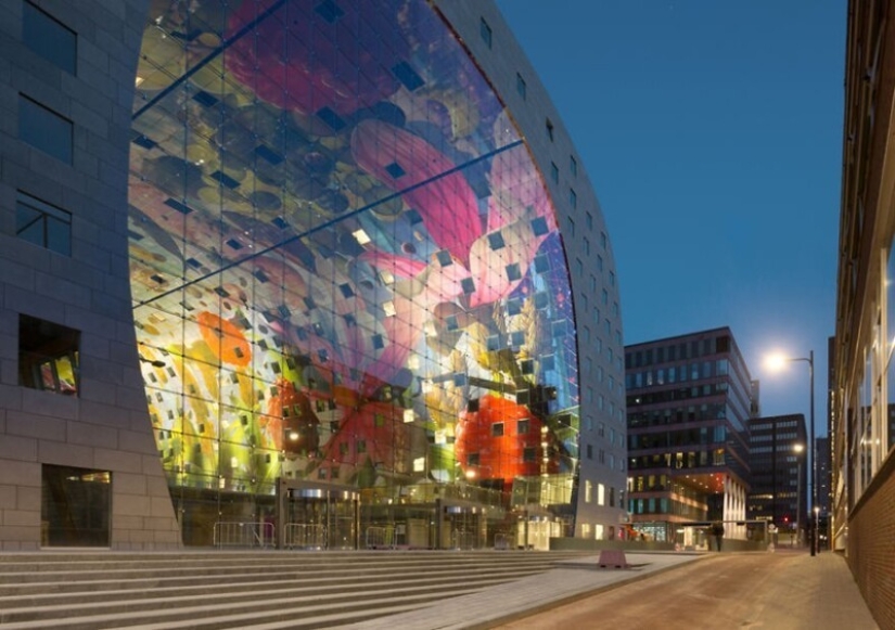 ¿Cómo funciona el mural digital en el increíble edificio futurista mercado de Rotterdam