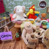 ¿Cómo funciona una cafetería japonesa de peluches?