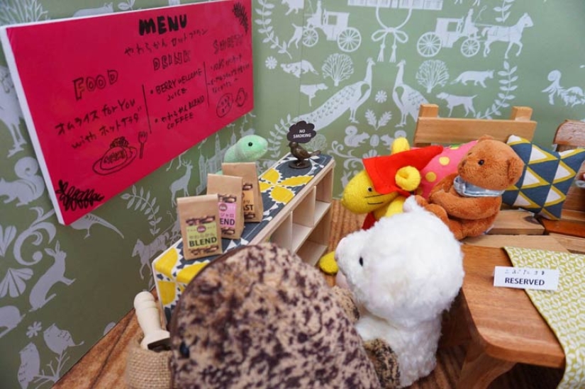 ¿Cómo funciona una cafetería japonesa de peluches?