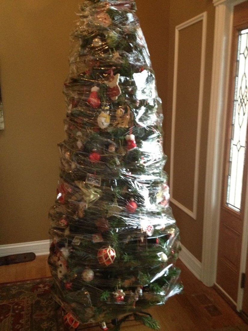 Cómo proteger un árbol de Navidad de mascotas dañinas y audaces