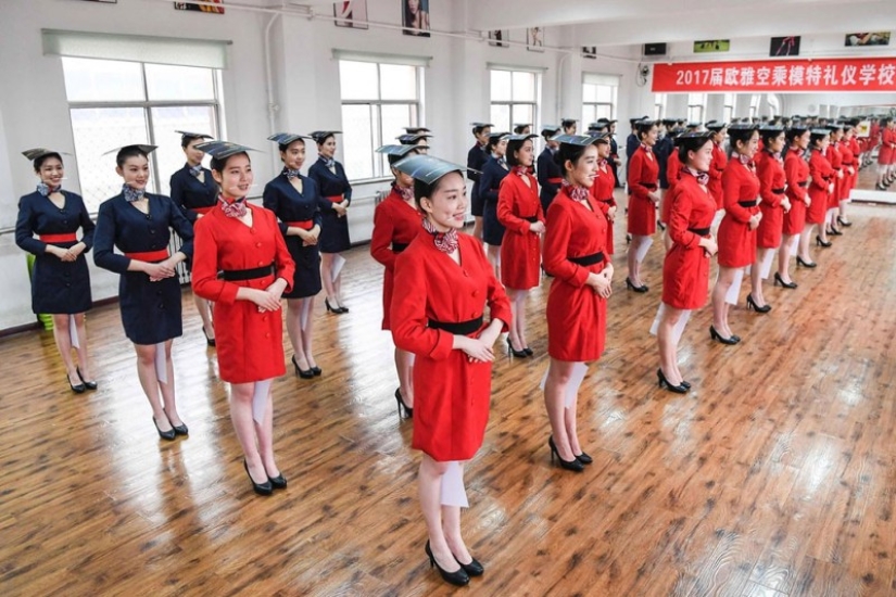 Cómo se enseña a los asistentes de vuelo chinos a sonreír, caminar, pararse y sentarse