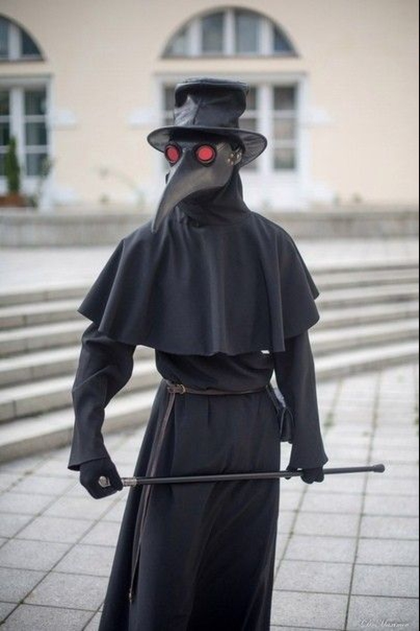 Cómo se hizo el traje de el médico de la peste y por qué se ve tan raro
