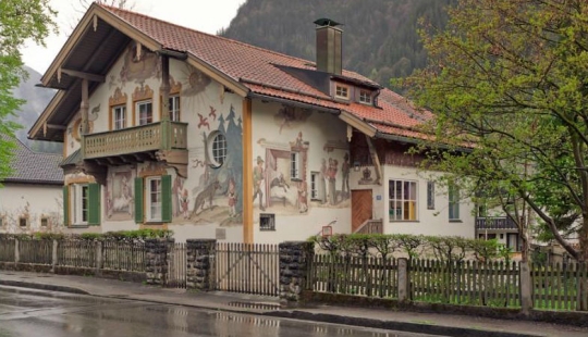 Cómo se ve un pueblo alpino pintado