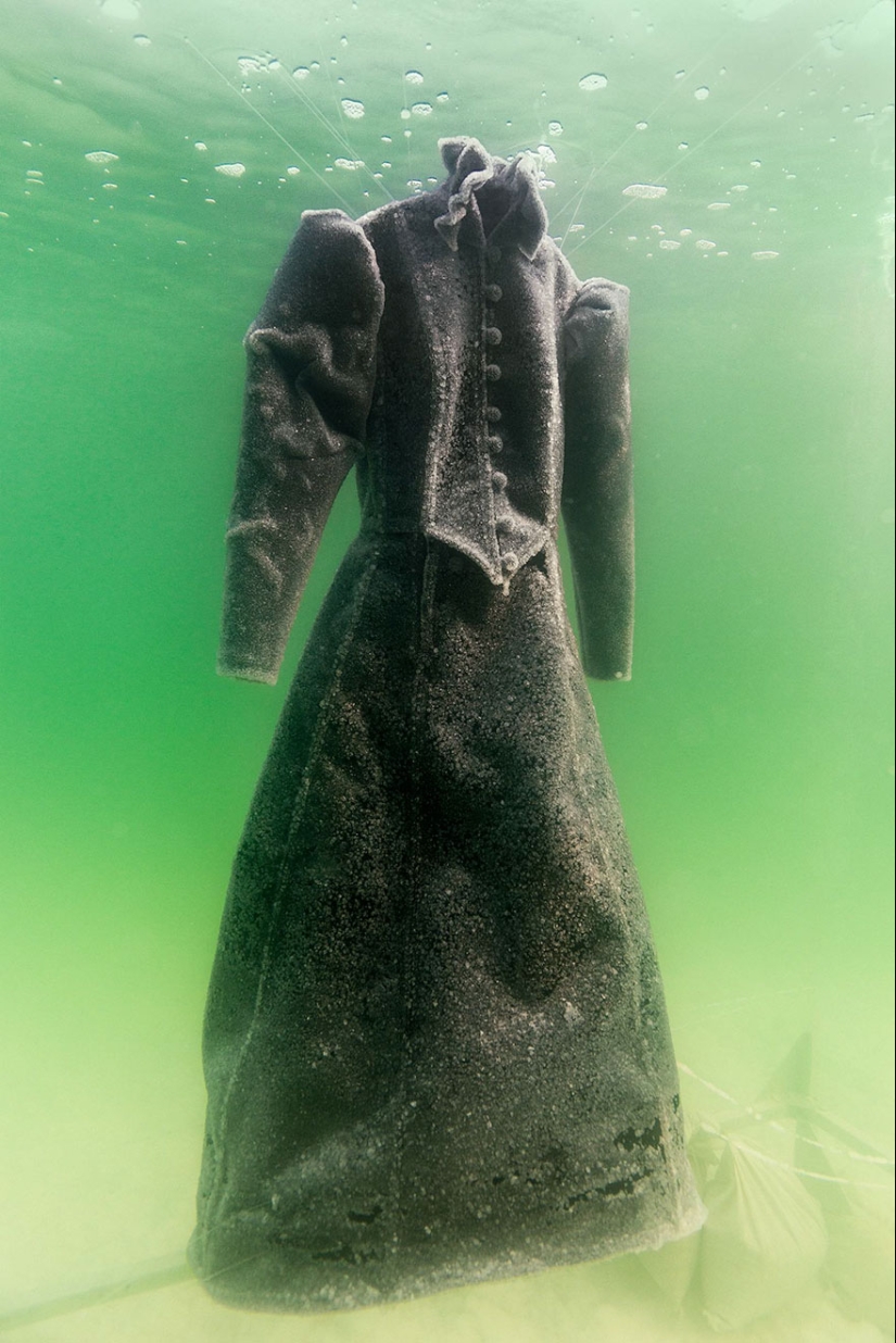 Cómo un vestido negro se convirtió en una escultura salada en el fondo del mar