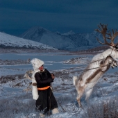 Cómo vive la tribu de pastores de renos de Mongolia, en peligro de extinción