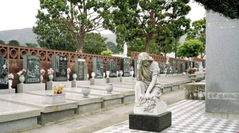 Colma es una ciudad cementerio estadounidense que vive de los muertos.