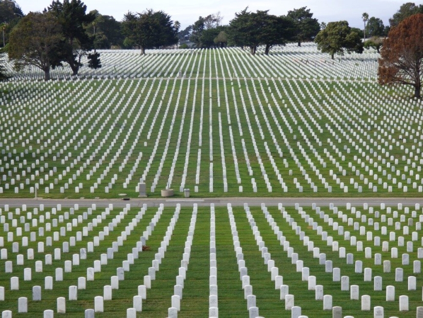 Colma es una ciudad cementerio estadounidense que vive de los muertos.