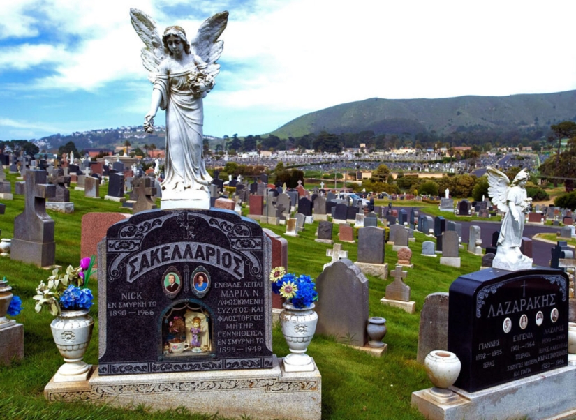 Colma es una ciudad cementerio estadounidense que vive de los muertos.