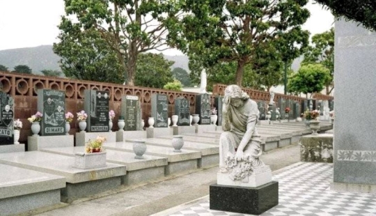 Colma es una ciudad cementerio estadounidense que vive de los muertos.