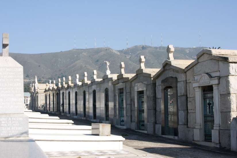 Colma es una ciudad cementerio estadounidense que vive de los muertos.