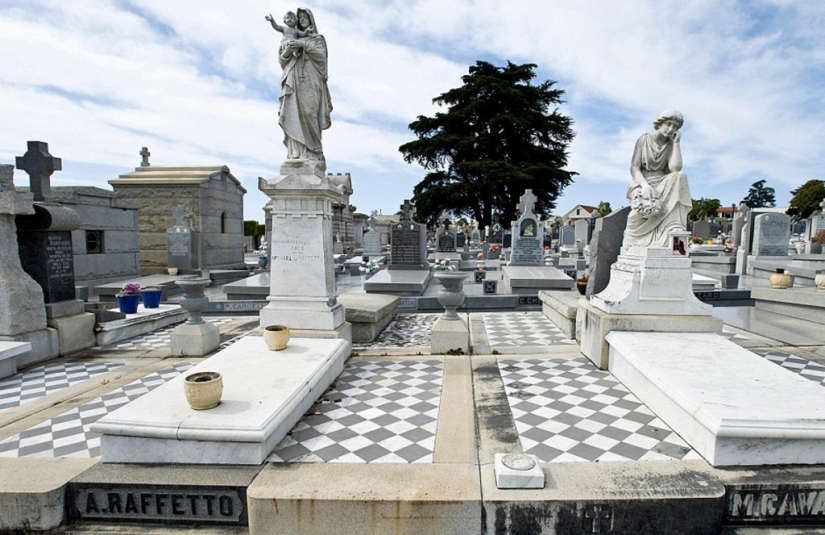 Colma es una ciudad cementerio estadounidense que vive de los muertos.