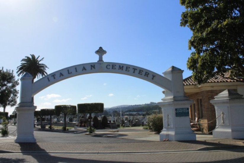 Colma es una ciudad cementerio estadounidense que vive de los muertos.