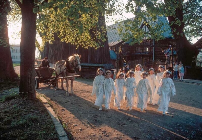Color photographs of life in Poland in the early 1980s
