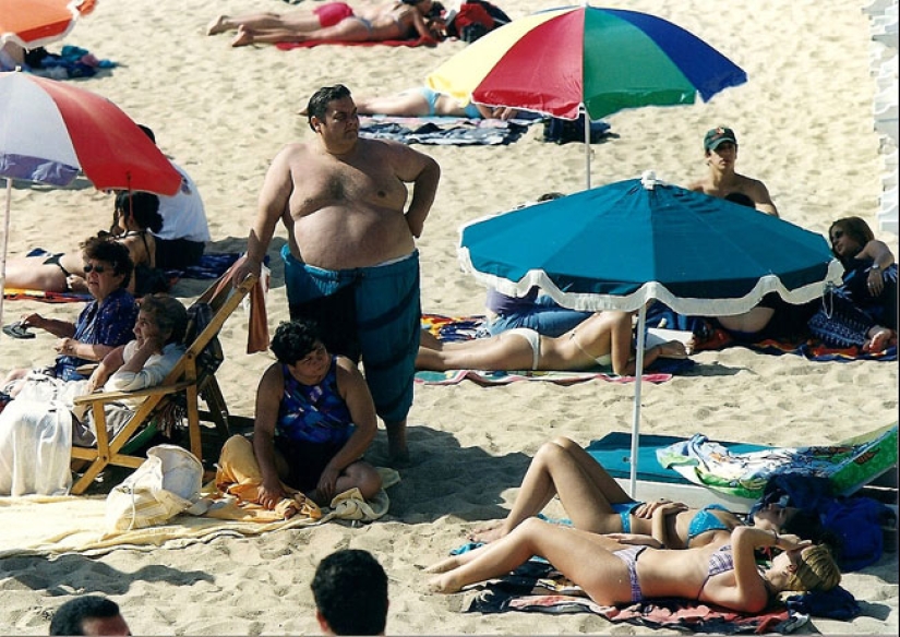 Color photos of beach life in Chile in the 1980s