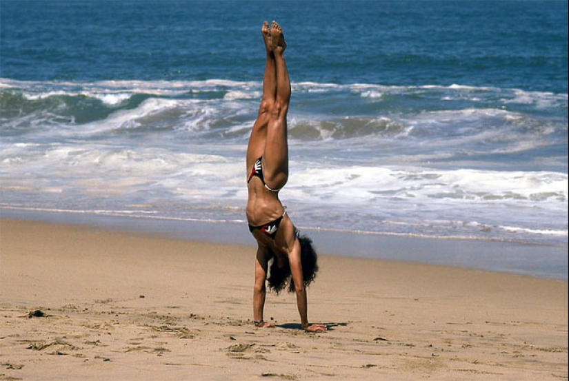 Color photos of beach life in Chile in the 1980s