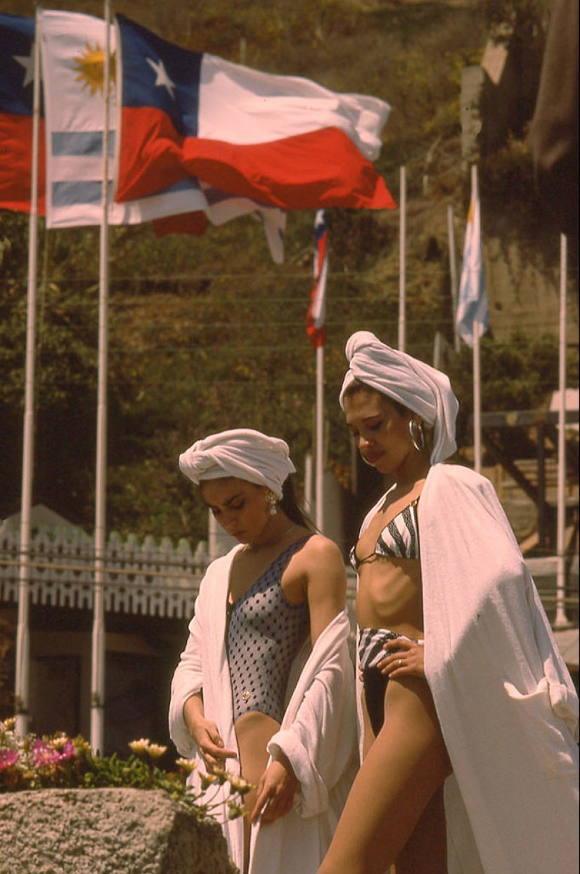 Color photos of beach life in Chile in the 1980s