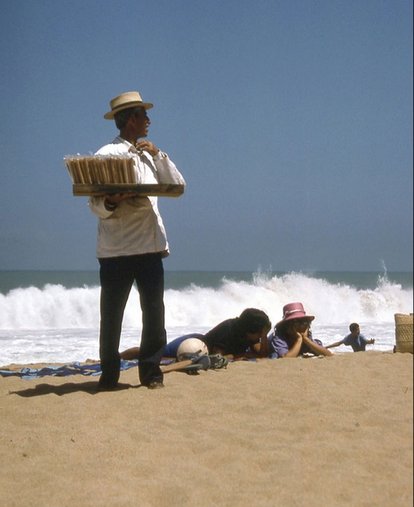 Color photos of beach life in Chile in the 1980s