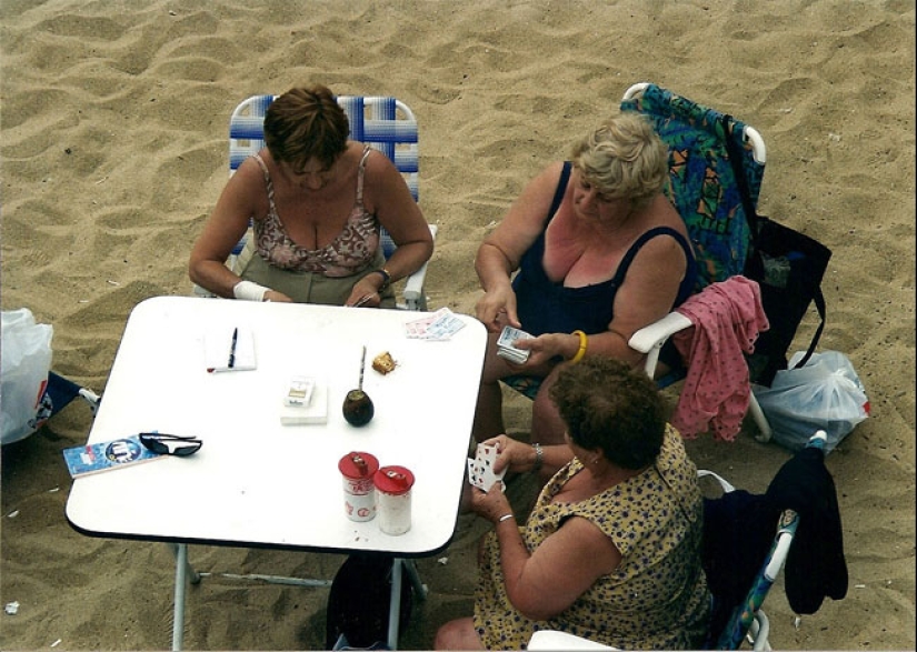 Color photos of beach life in Chile in the 1980s