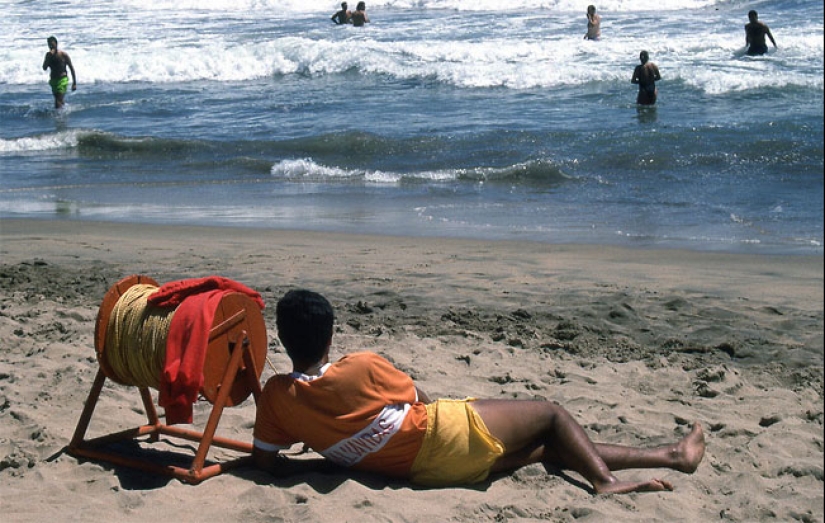 Color photos of beach life in Chile in the 1980s